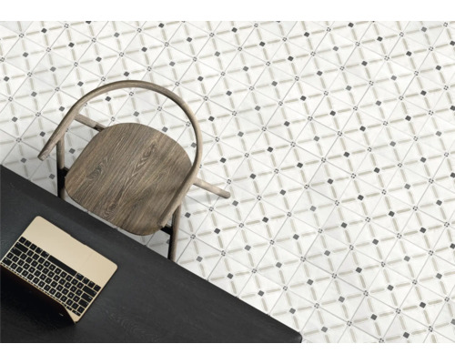 Moderne Bodenfliesen mit geometrischem Muster, Holzsitz und dunkler Schreibtisch mit Laptop in einer hellen Raumsituation.