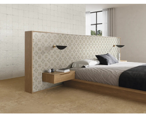 Modernes, helles Schlafzimmer mit Holzbett, Trennwand mit gemusterten Fliesen, schwebendem Nachttisch und Fliesenboden.