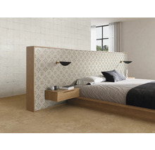 Modernes Schlafzimmer mit Holzbett, gemustertem Fliesenkopfteil, schwebenden Nachttischen und Bodenfliesen in Steinoptik.