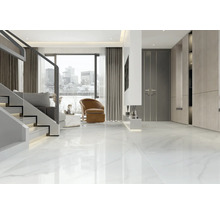 Modernes Wohnzimmer mit polierten Bodenfliesen in weißer Marmoroptik, großformatig, hell und weitläufig gestaltet.