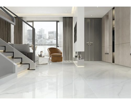 Modernes Wohnzimmer mit polierten Bodenfliesen in weißer Marmoroptik, großformatig, hell und weitläufig gestaltet.