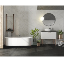 Modernes Badezimmer mit freistehender weißer Badewanne, Waschtisch mit Aufsatzbecken, dunklen Bodenfliesen und Wandfliesen in Marmoroptik.