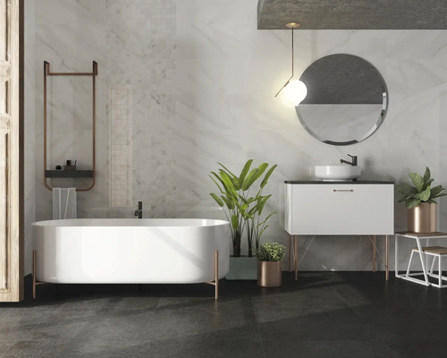 Modernes Badezimmer mit freistehender weißer Badewanne, Waschtisch mit Aufsatzbecken, dunklen Bodenfliesen und Wandfliesen in Marmoroptik.