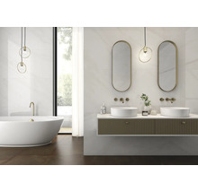 Modernes Badezimmer mit freistehender Badewanne, hängendem Waschtisch, goldenen Armaturen, ovalen Spiegeln und Fliesen in Marmoroptik.