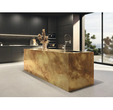 Moderne Küche mit großer Kücheninsel in Marmoroptik, schwarzen Schränken, minimalistischer Armatur und hellem Boden in weitläufigem Raum.