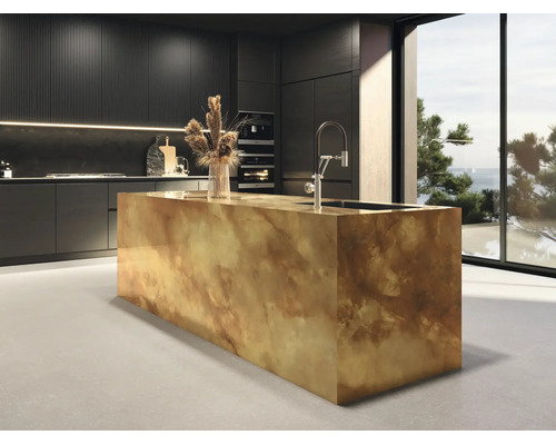 Moderne Küche mit großer Kücheninsel in Marmoroptik, schwarzen Schränken, minimalistischer Armatur und hellem Boden in weitläufigem Raum.