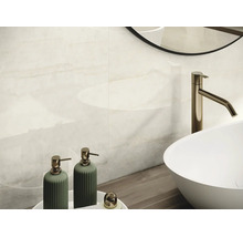 Modernes Badezimmer mit Wandfliesen in Marmoroptik, Aufsatzwaschbecken, hoher Waschtischarmatur und Seifenspendern.