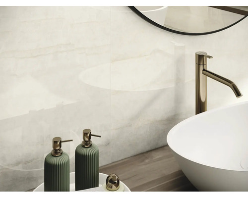 Modernes Badezimmer mit Wandfliesen in Marmoroptik, Aufsatzwaschbecken, hoher Waschtischarmatur und Seifenspendern.