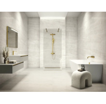 Modernes Badezimmer mit Fliesen in Steinoptik, begehbarer Dusche mit goldfarbenen Armaturen, freistehender Badewanne und Doppelwaschtisch.