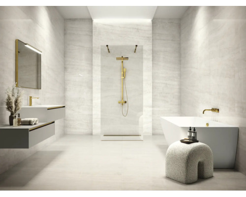Modernes Badezimmer mit Fliesen in Steinoptik, begehbarer Dusche mit goldfarbenen Armaturen, freistehender Badewanne und Doppelwaschtisch.