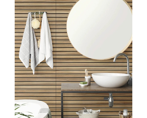 Modernes Badezimmer mit Wandpaneelen in Holzoptik mit horizontalen Lamellen, einem runden Spiegel und einem weißen Aufsatzwaschbecken.