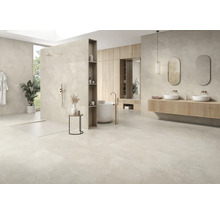 Helles, modernes Badezimmer mit großformatigen Fliesen, begehbarer Dusche, freistehender Badewanne und Doppelwaschtisch mit Holzunterschrank.