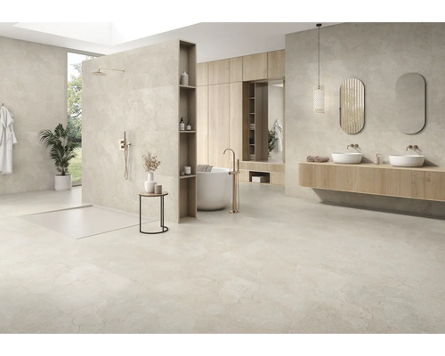 Helles, modernes Badezimmer mit großformatigen Fliesen, begehbarer Dusche, freistehender Badewanne und Doppelwaschtisch mit Holzunterschrank.