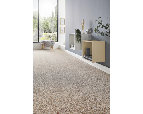 Heller moderner Wohnraum mit strukturiertem Teppichboden in Beige-Grau-Melange, grauer Wand, Schweberegalen und großem Fenster zum Garten.