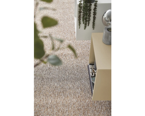 Strukturierter Teppichboden in Beige- und Brauntönen in einem hellen, modern eingerichteten Zimmer mit Beistelltisch und Pflanzen.
