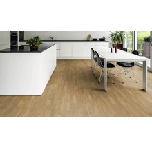 Moderne helle Küche und Essbereich mit weißen Möbeln und einem Parkettboden in Schiffsboden-Optik.