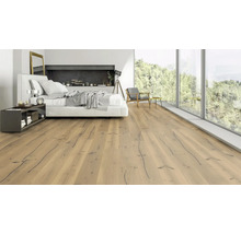 Modernes Schlafzimmer mit hellem Eichenboden in Dielenoptik, großen Fenstern und weißem Bett. Heller, geräumiger Raum im modernen Design.