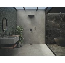 Modernes Badezimmer mit grauen Fliesen, begehbarer Dusche, Betonwaschbecken, schwarzem Rundspiegel und freistehender Badewanne.