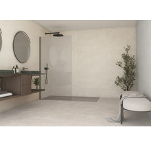 Helles Badezimmer mit begehbarer Dusche, schwarzer Armatur, Waschtisch aus dunklem Holz, rundem Spiegel und hellen Fliesen an Wand und Boden.