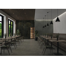 Modernes Restaurant mit grauen Bodenfliesen, dunklen Wandpaneelen, Holzlamellendecke und schwarzen Pendelleuchten.
