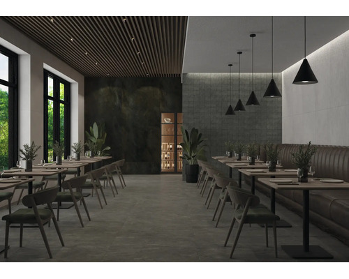 Modernes Restaurant mit grauen Bodenfliesen, dunklen Wandpaneelen, Holzlamellendecke und schwarzen Pendelleuchten.