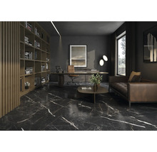 Modernes Büro mit dunklen Bodenfliesen in Marmoroptik mit weißer Maserung, Ledersofa und großem Holzregal.