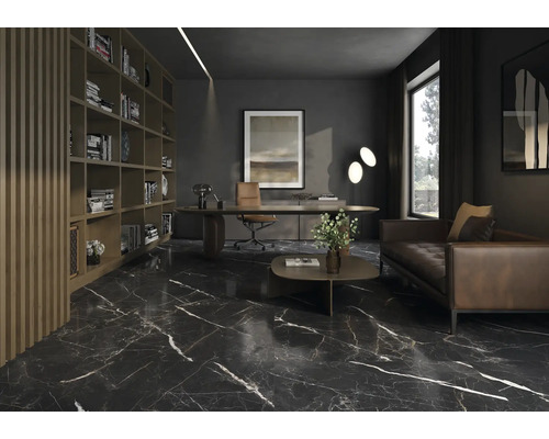 Modernes Büro mit dunklen Bodenfliesen in Marmoroptik mit weißer Maserung, Ledersofa und großem Holzregal.