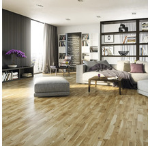 Moderner Wohnraum mit hellem Eichenparkett im Schiffsboden-Design, grauem Sofa, Holztisch und großem Fenster in einer hellen Atmosphäre.