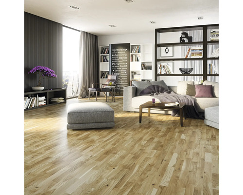 Moderner Wohnraum mit hellem Eichenparkett im Schiffsboden-Design, grauem Sofa, Holztisch und großem Fenster in einer hellen Atmosphäre.
