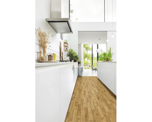 Helle moderne Küche mit Bodenbelag in Holzoptik, weißen Fronten und Blick ins Grüne durch ein großes Fenster.