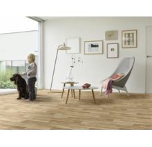 Heller Boden in Holzoptik in modernem Wohnzimmer mit Kind, Hund, minimalistischen Möbeln und Wandbildern.