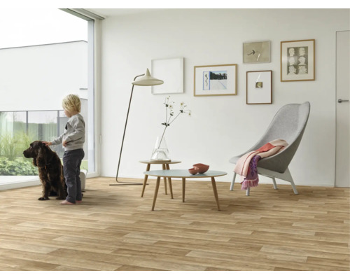 Moderner, heller Wohnraum mit Bodenbelag in Holzoptik, großem Fenster, minimalistischen Möbeln und einem Kind mit Hund.