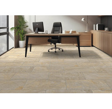 Modernes Arbeitszimmer mit beigen Bodenfliesen in Natursteinoptik, einem Schreibtisch aus Holz, einem Bürostuhl und einer Zimmerpflanze.
