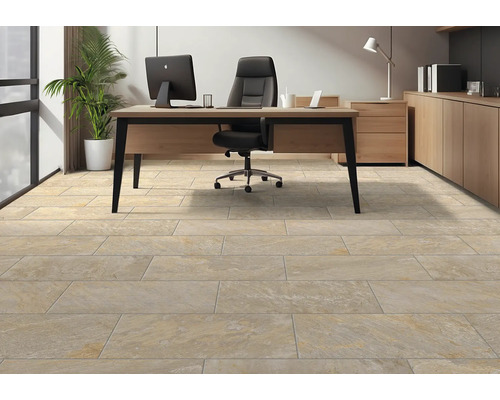Modernes Arbeitszimmer mit beigen Bodenfliesen in Natursteinoptik, einem Schreibtisch aus Holz, einem Bürostuhl und einer Zimmerpflanze.
