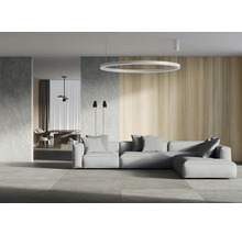 Modernes Wohnzimmer mit Wandpaneelen in Marmor- und Holzoptik, großformatigen Bodenfliesen und einem Ecksofa unter einer Ring-Pendelleuchte.