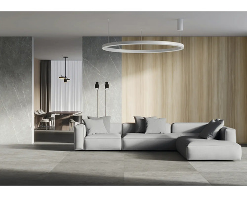 Modernes Wohnzimmer mit Wandpaneelen in Marmor- und Holzoptik, großformatigen Bodenfliesen und einem Ecksofa unter einer Ring-Pendelleuchte.
