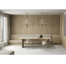 Modernes Esszimmer mit Wandverkleidung aus Holzlamellen, Esstisch aus hellem Holz, Stühlen und modernen Pendelleuchten.