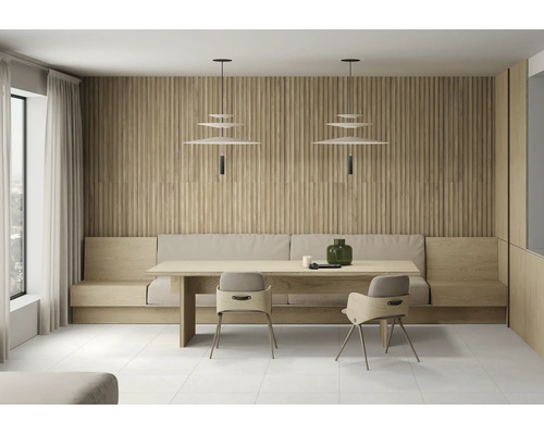 Modernes Esszimmer mit Wandverkleidung aus Holzlamellen, Esstisch aus hellem Holz, Stühlen und modernen Pendelleuchten.