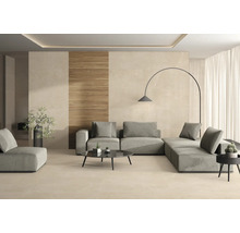 Modernes Wohnzimmer mit großformatigen beige Wand- und Bodenfliesen und einer Akzentwand in Holzoptik.