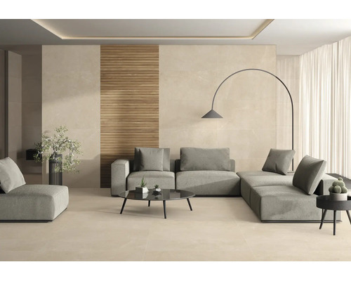 Modernes Wohnzimmer mit großformatigen beige Wand- und Bodenfliesen und einer Akzentwand in Holzoptik.