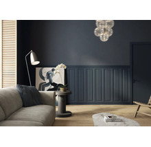 Modernes Wohnzimmer mit dunkler Wandvertäfelung, hellem Holzboden, grauem Sofa, Marmortisch und gläserner Pendelleuchte.