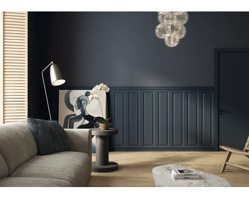 Modernes Wohnzimmer mit dunkler Wandvertäfelung, hellem Holzboden, grauem Sofa, Marmortisch und gläserner Pendelleuchte.
