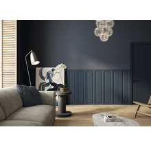 Modernes, aufgeräumtes Wohnzimmer mit halbhoher Wandvertäfelung, Holzfußboden, Sofa und dekorativer Pendelleuchte aus Glas.