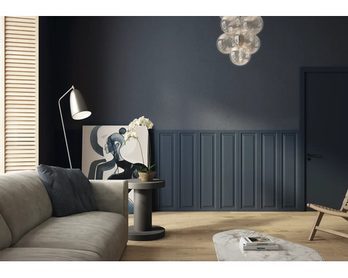 Modernes, aufgeräumtes Wohnzimmer mit halbhoher Wandvertäfelung, Holzfußboden, Sofa und dekorativer Pendelleuchte aus Glas.