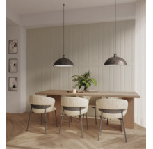 Heller, organisierter Essbereich mit Holztisch, Polsterstühlen, zwei Hängeleuchten und dekorativen Wandpaneelen auf Holzfußboden.