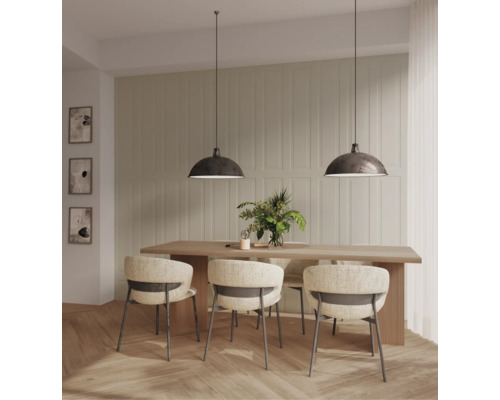 Heller, organisierter Essbereich mit Holztisch, Polsterstühlen, zwei Hängeleuchten und dekorativen Wandpaneelen auf Holzfußboden.