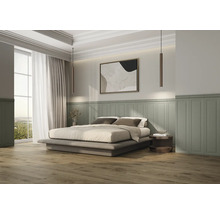 Modernes, helles Schlafzimmer mit Bodenbelag in Holzoptik, dekorativen Wandpaneelen, einem niedrigen Bett und minimalistischen Pendelleuchten.