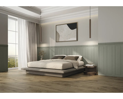 Modernes, helles Schlafzimmer mit Bodenbelag in Holzoptik, dekorativen Wandpaneelen, einem niedrigen Bett und minimalistischen Pendelleuchten.