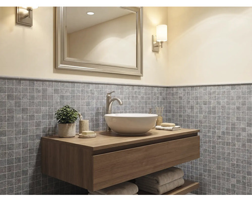 Modernes Badezimmer mit hängendem Waschtisch aus Holz, weißem Aufsatzwaschbecken und grauen Mosaikfliesen an der Wand.
