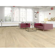 Heller Wohnraum mit hellem Parkettboden, roten Sofas, gläsernem Couchtisch und großen Fenstern in Loft-Atmosphäre.